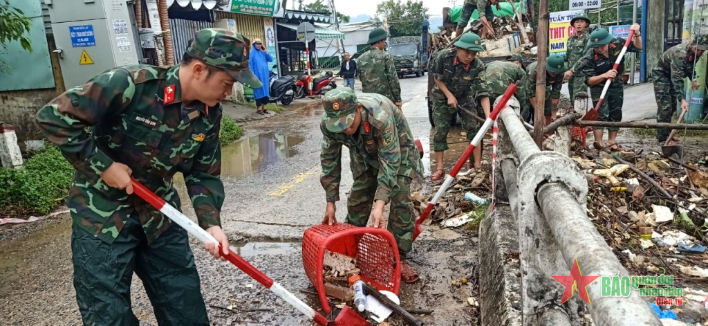 Xung kích giúp dân nơi đỉnh lũ Đà Nẵng
